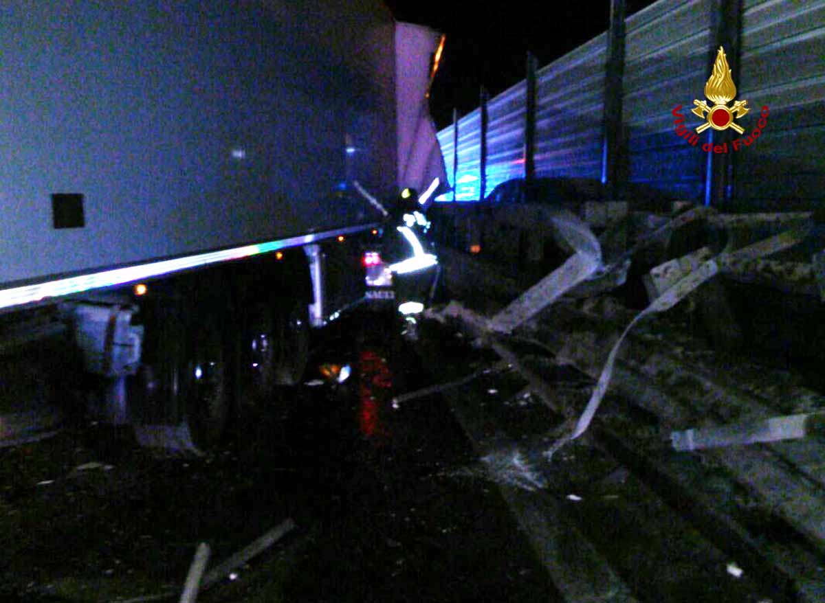 CAMION CONTRO GUARD RAIL SULLA TANGENZIALE DI MESTRE: ILLESO L'AUTISTA, PERDITA DI CARBURANTE